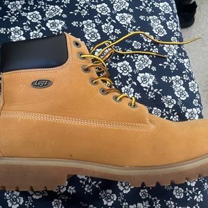 Lugz work boots in Tan